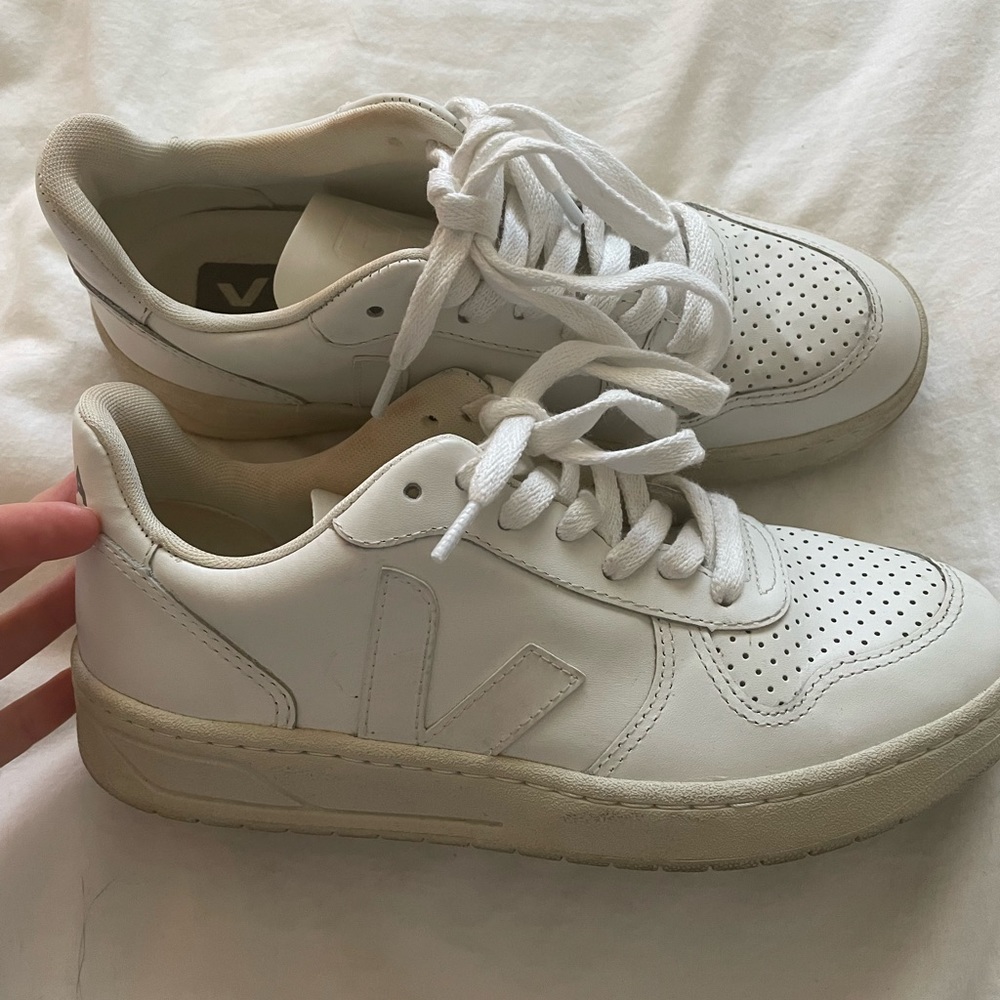 Women’s Veja V-10, Size 5, Extra White
